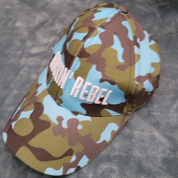 MAC COSMETICS Hat Rocking Rebel - Picture 3 of 5